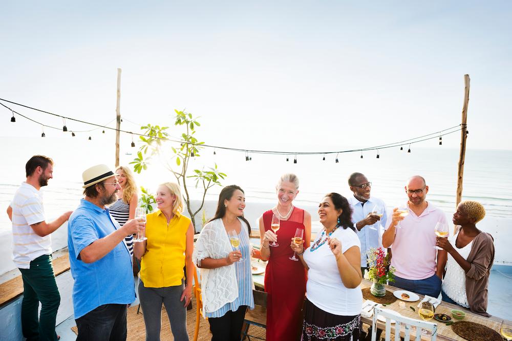 Grupo diversificado de amigos tiro de verão